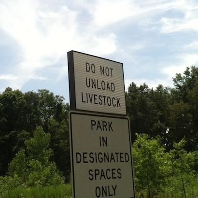 do not unload livestock road sign